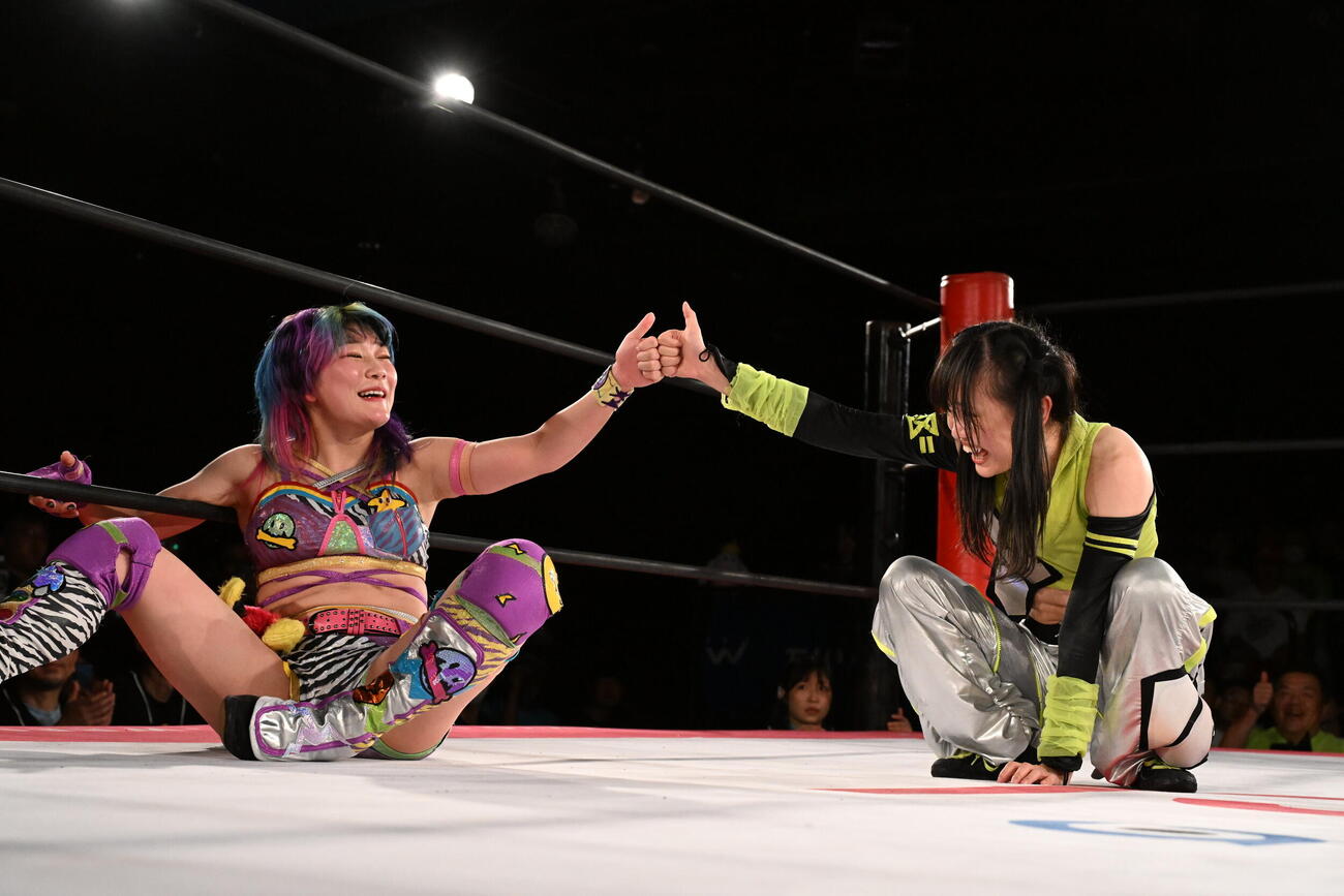 勝利した遠藤有栖（左）と鈴芽（C）東京女子プロレス
