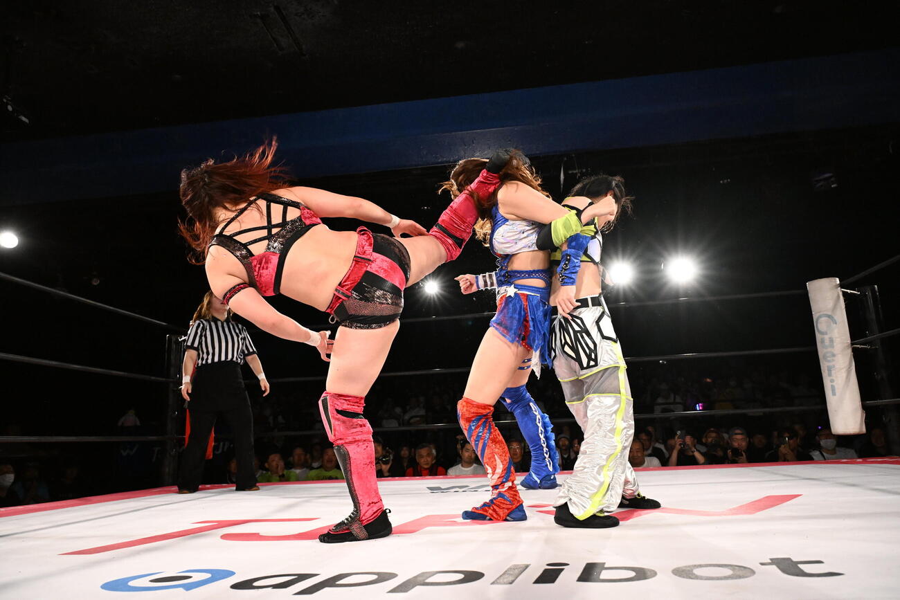 山下実優（左）のキックが荒い優希（中央）に誤爆した（右は鈴芽）（C）東京女子プロレス
