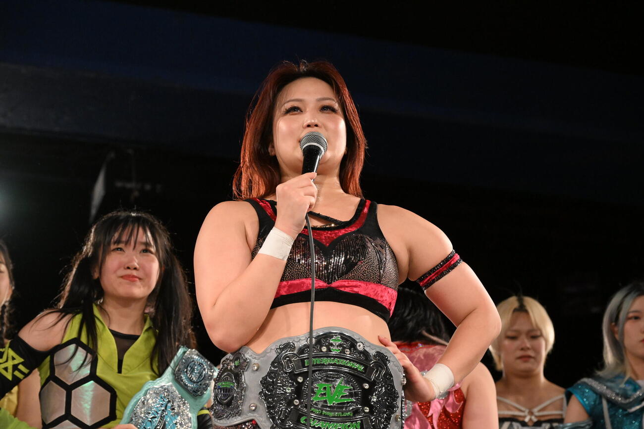 涙ぐみながら新宿FACEへ感謝の言葉を述べた山下実優（C）東京女子プロレス