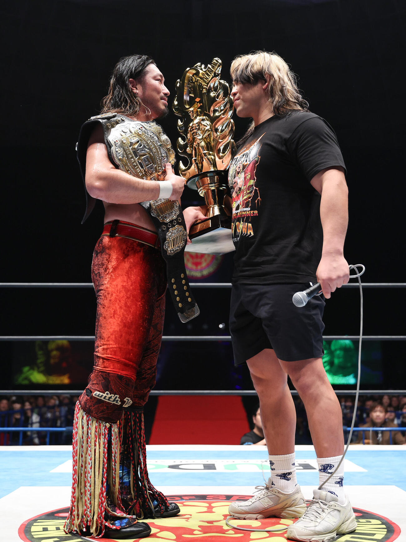 大岩陵平（右）とにらみ合う辻陽太（C）新日本プロレス