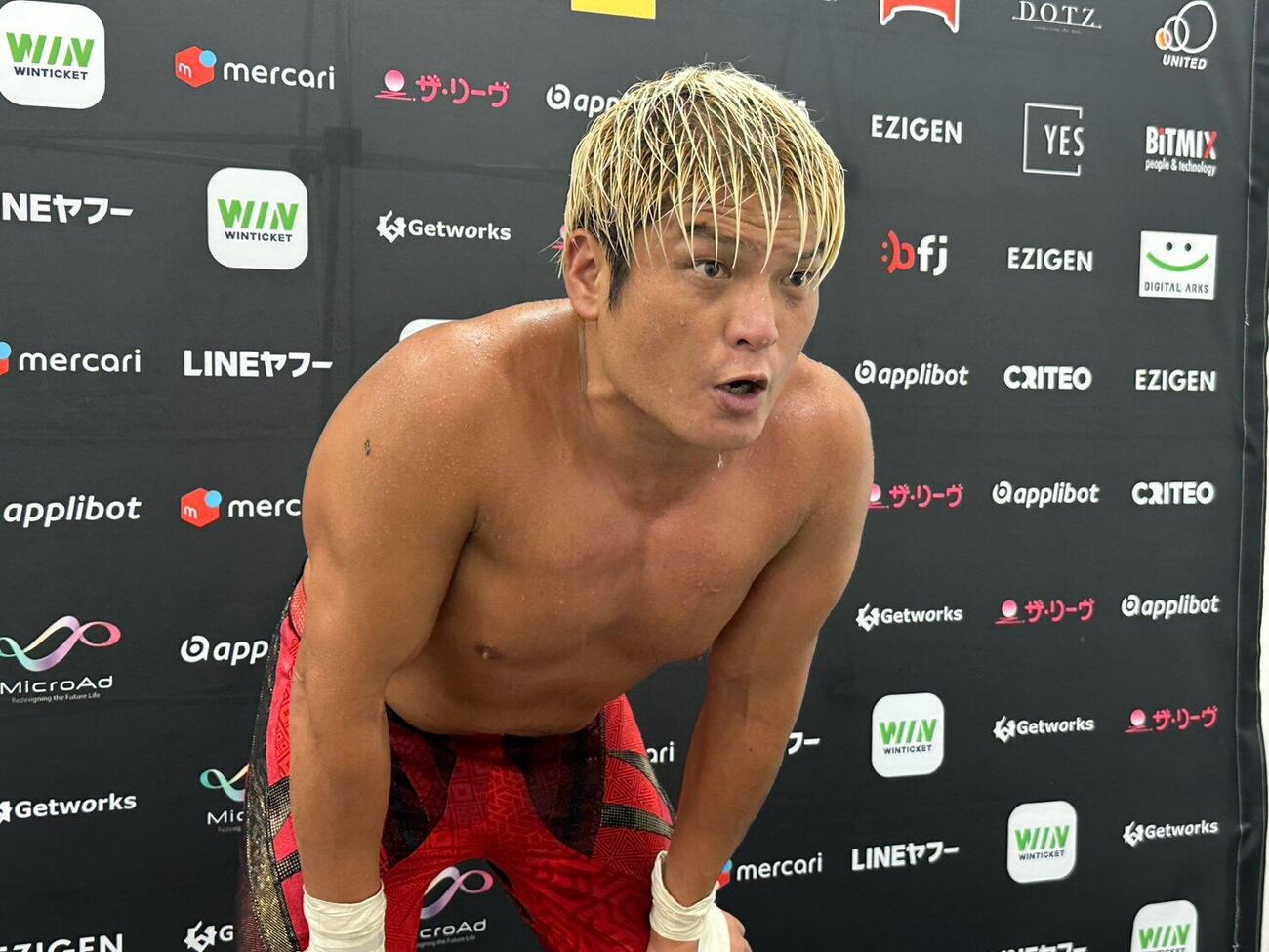足を引っ張られてのリングアウト負けに納得のいかない拳王（C）プロレスリング・ノア