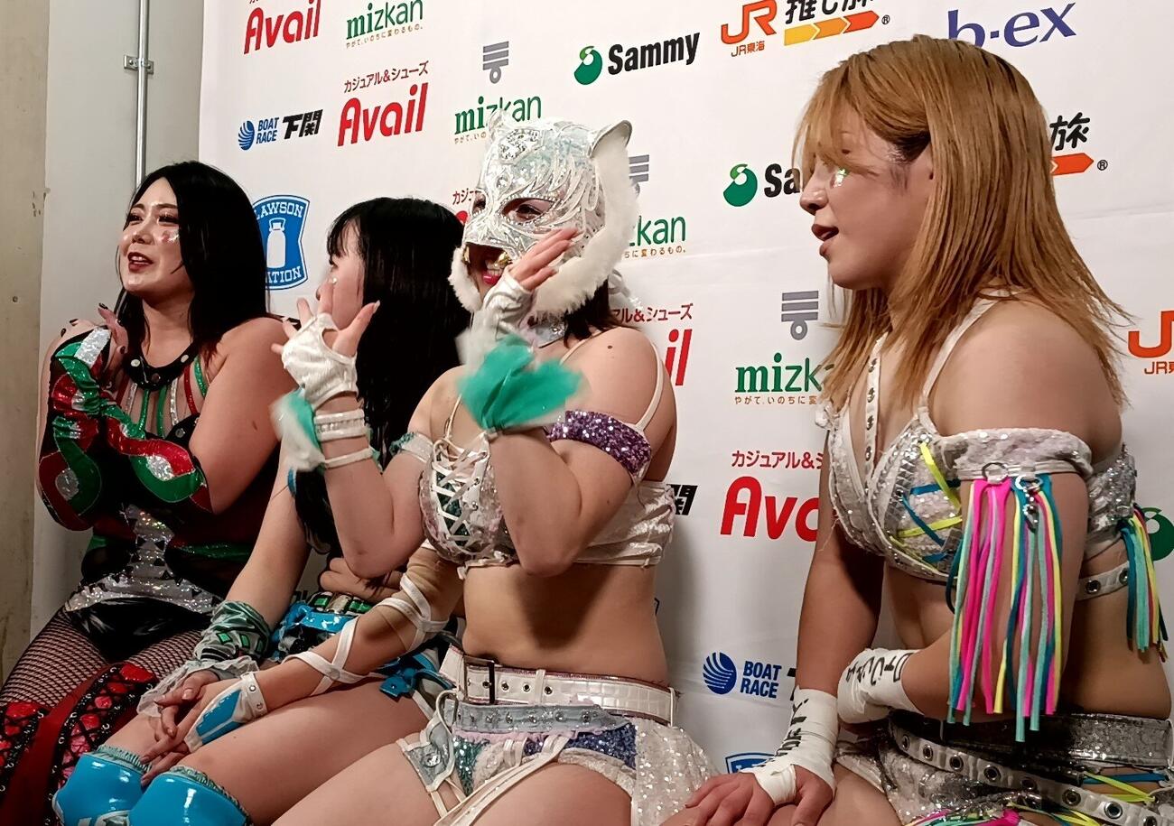 勝利した（左から）舞華、儛島エマ、スターライト・キッド、星来芽依