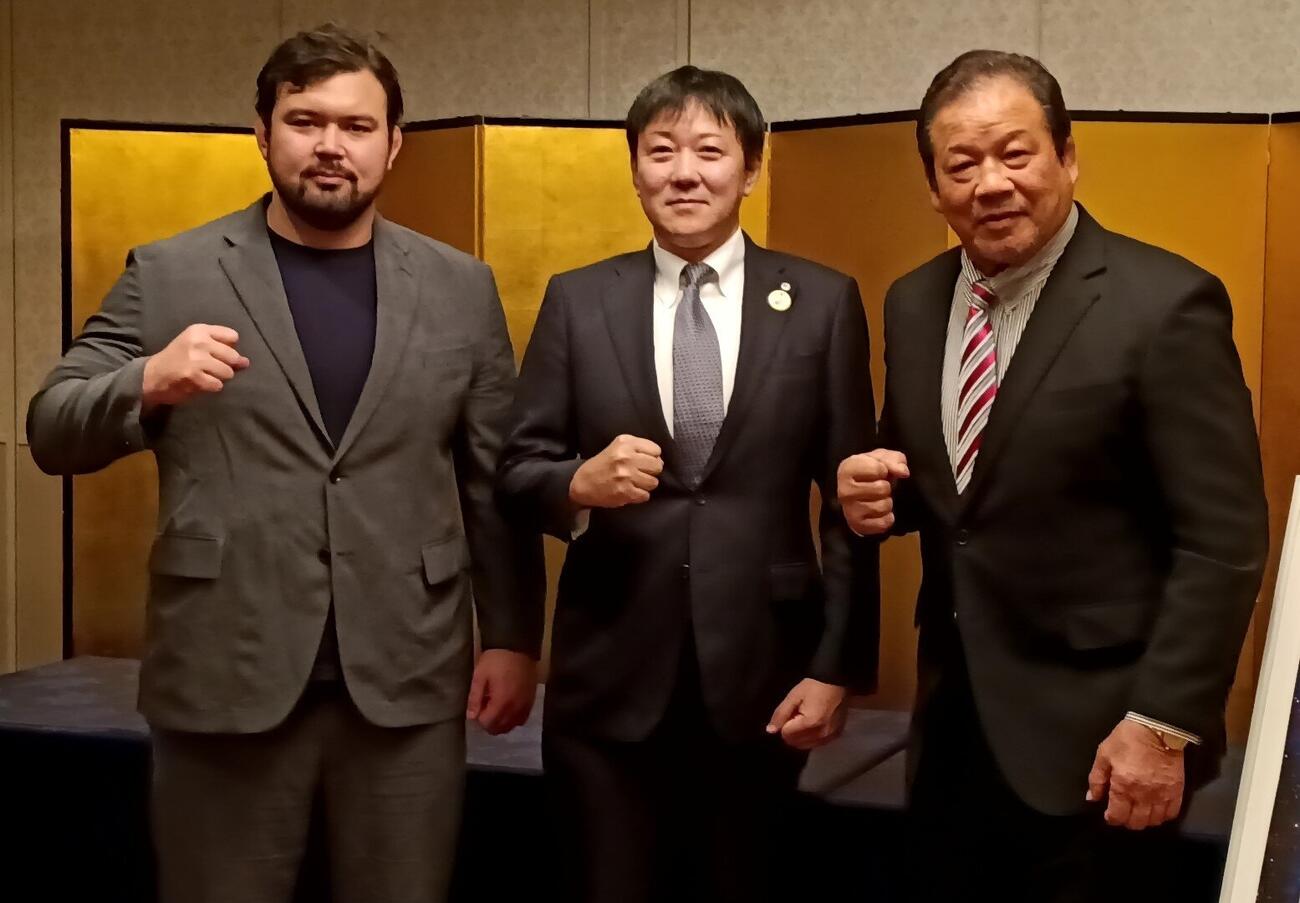 ウルフアロン（左）と藤波辰爾（右）（中央はスポンサーでこの日の立会人を務めたセキチューの関口忠弘社長）
