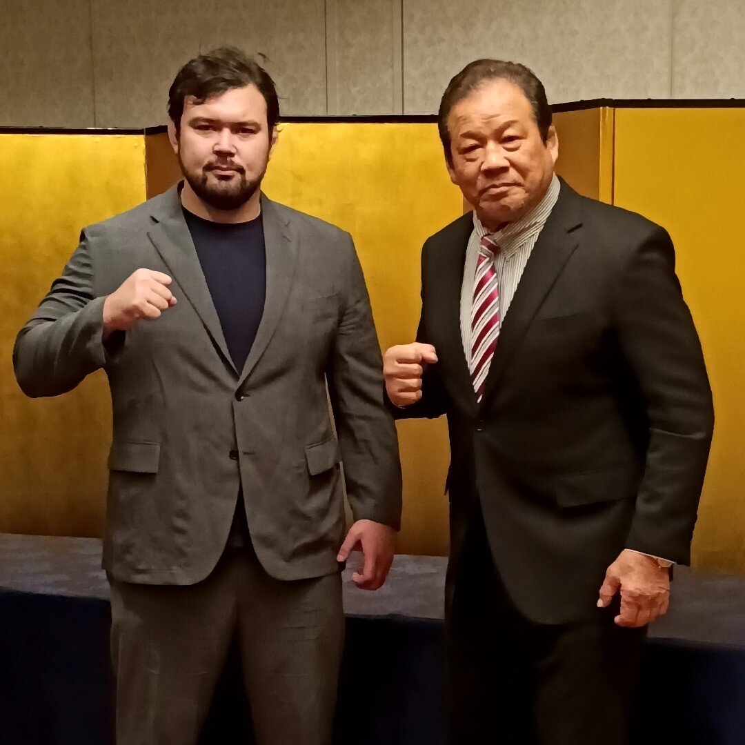 ウルフアロン（左）と藤波辰爾
