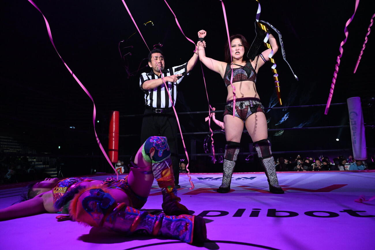 防衛を果たした山下実優（右）（C）東京女子プロレス
