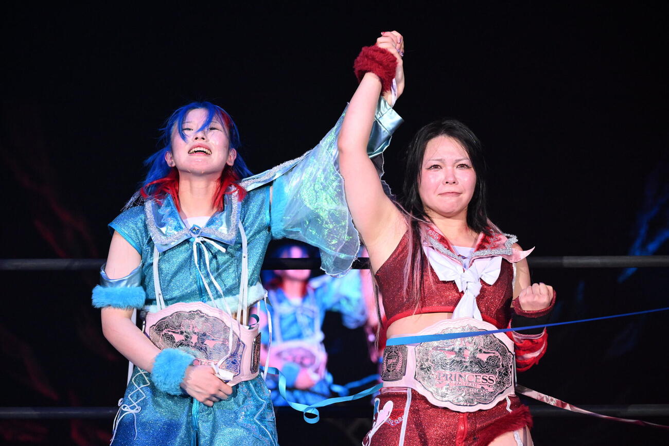 勝った風城ハル＆愛野ユキ（右）（C）東京女子プロレス