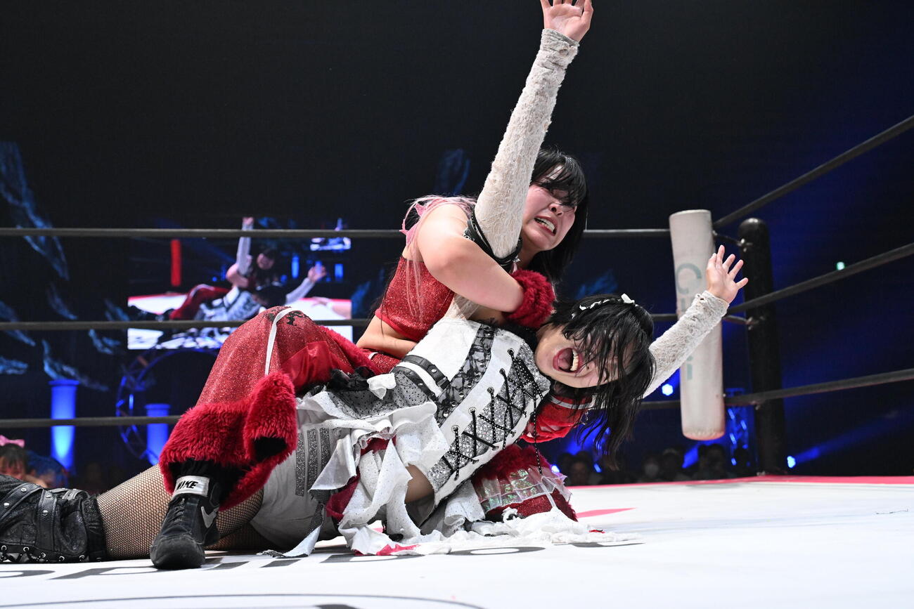 辰巳リカをフルネルソンで捕らえる愛野ユキ（C）東京女子プロレス