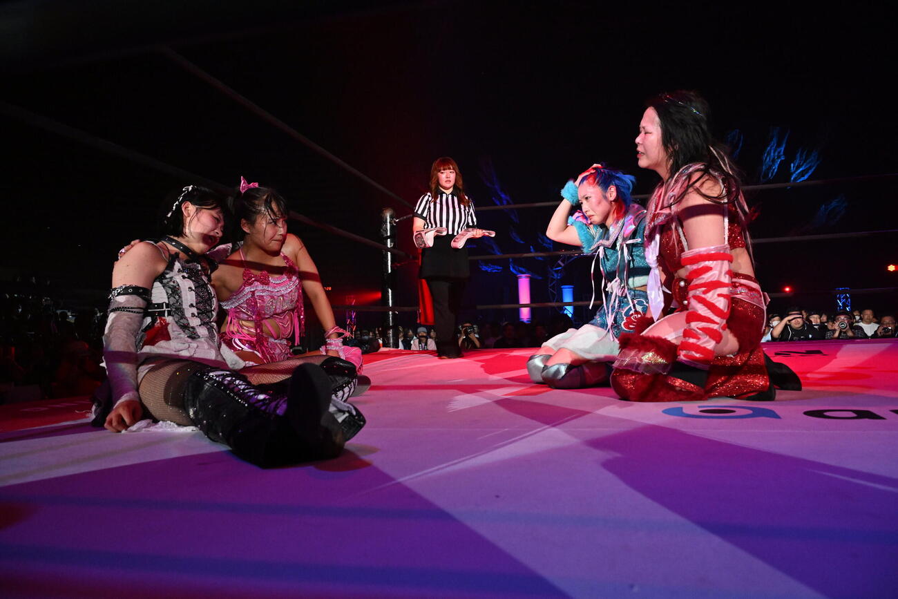 （左から）敗れた辰巳リカ＆渡辺未詩と勝った風城ハル＆愛野ユキ（C）東京女子プロレス