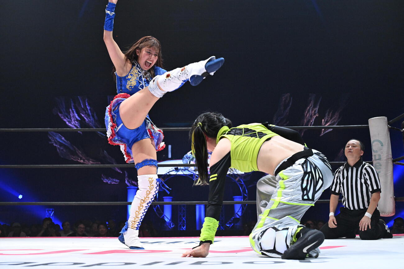 鈴芽（右）にFinallyを浴びせる荒井優希（C）東京女子プロレス