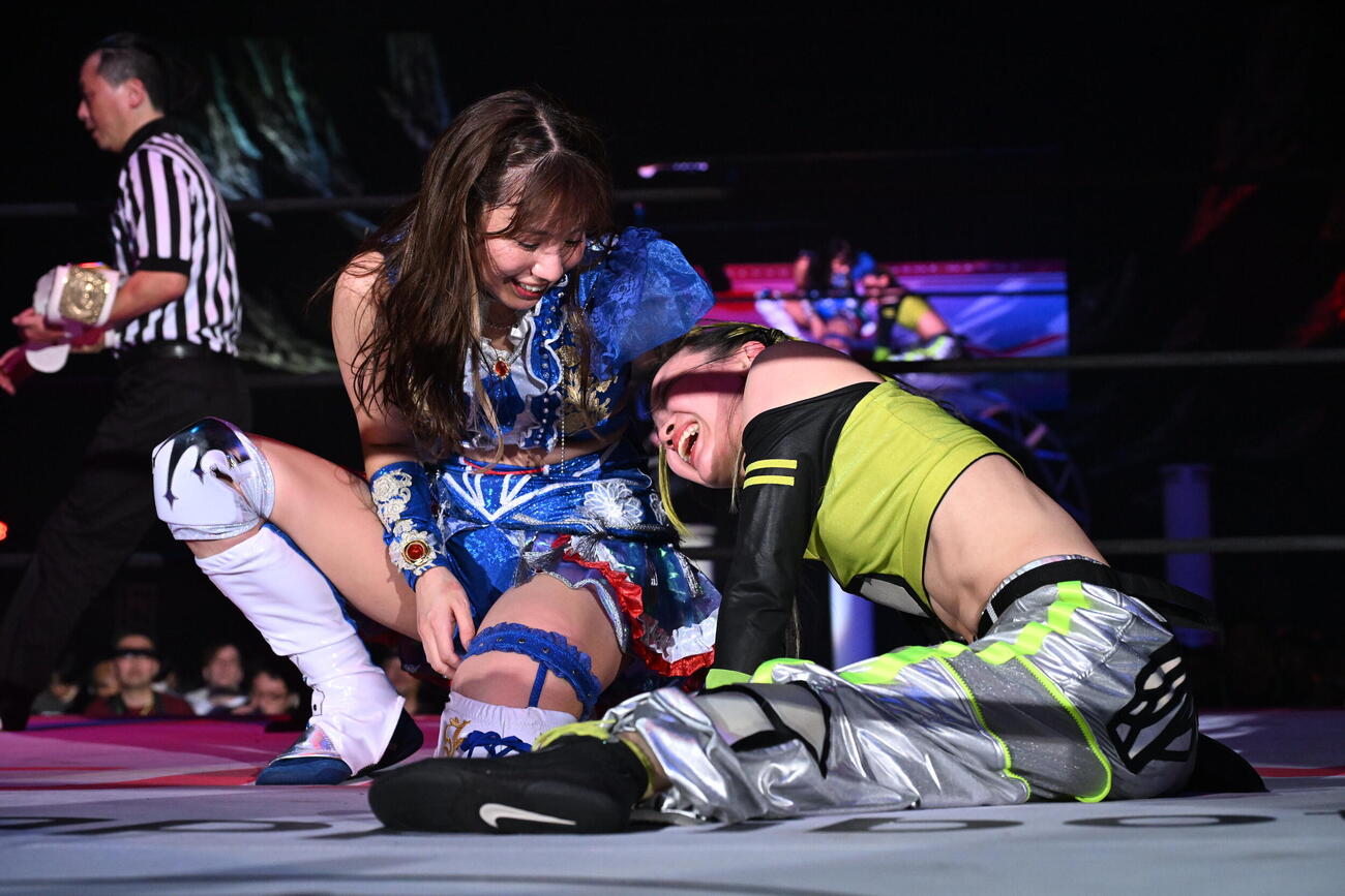 健闘をたたえ合う荒井優希（左）と鈴芽（C）東京女子プロレス
