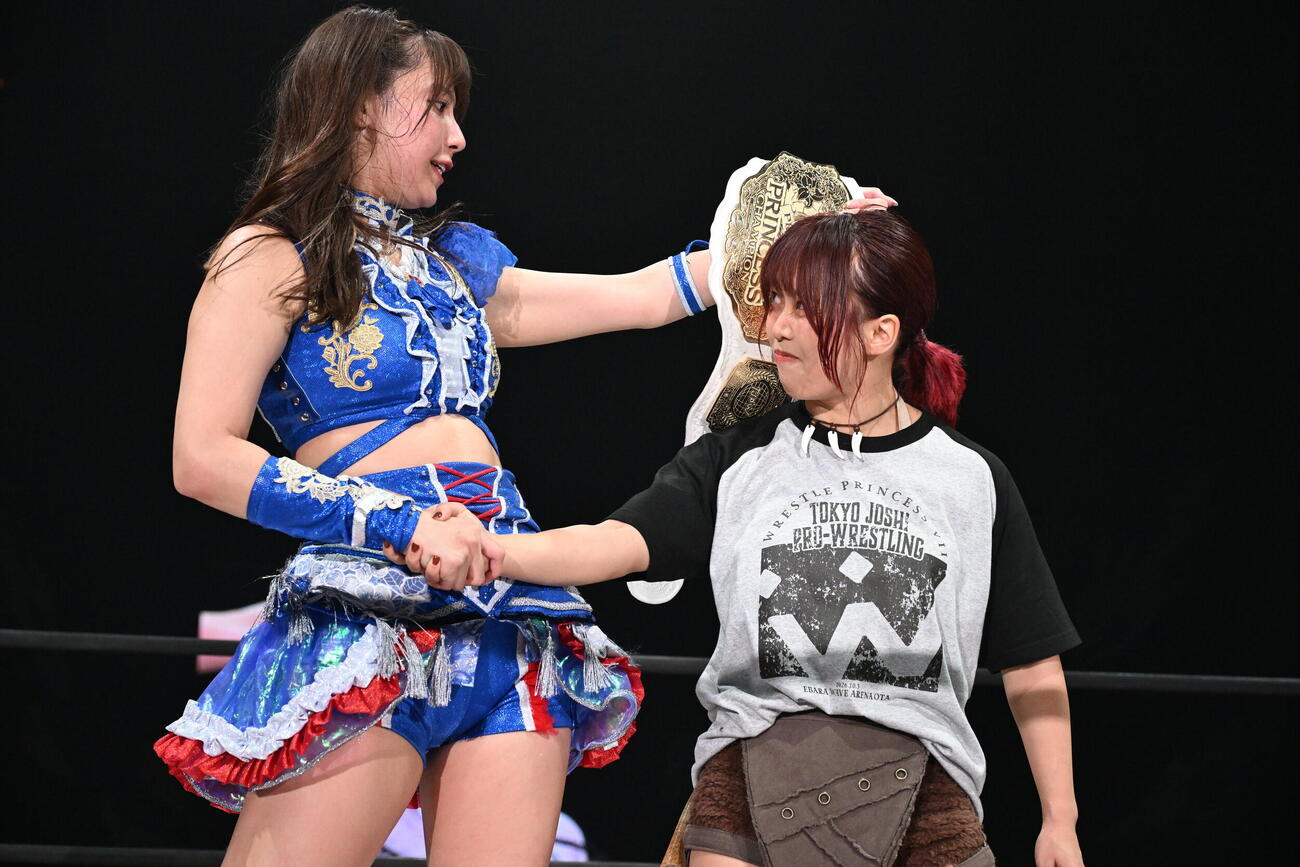 プリプリ王者の荒井優希（左）と次期挑戦者の中島翔子（C）東京女子プロレス
