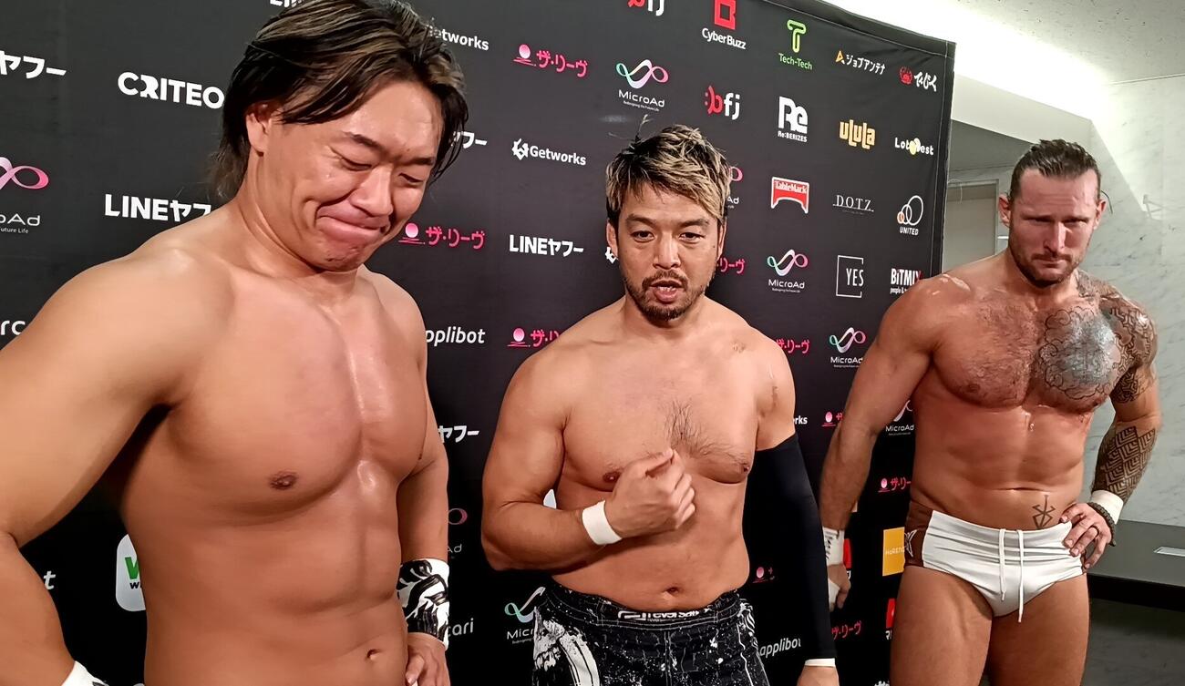 恥ずかしがるKENTA（中央）と苦笑いの遠藤哲哉（左）（右はシェイン・ヘイスト）