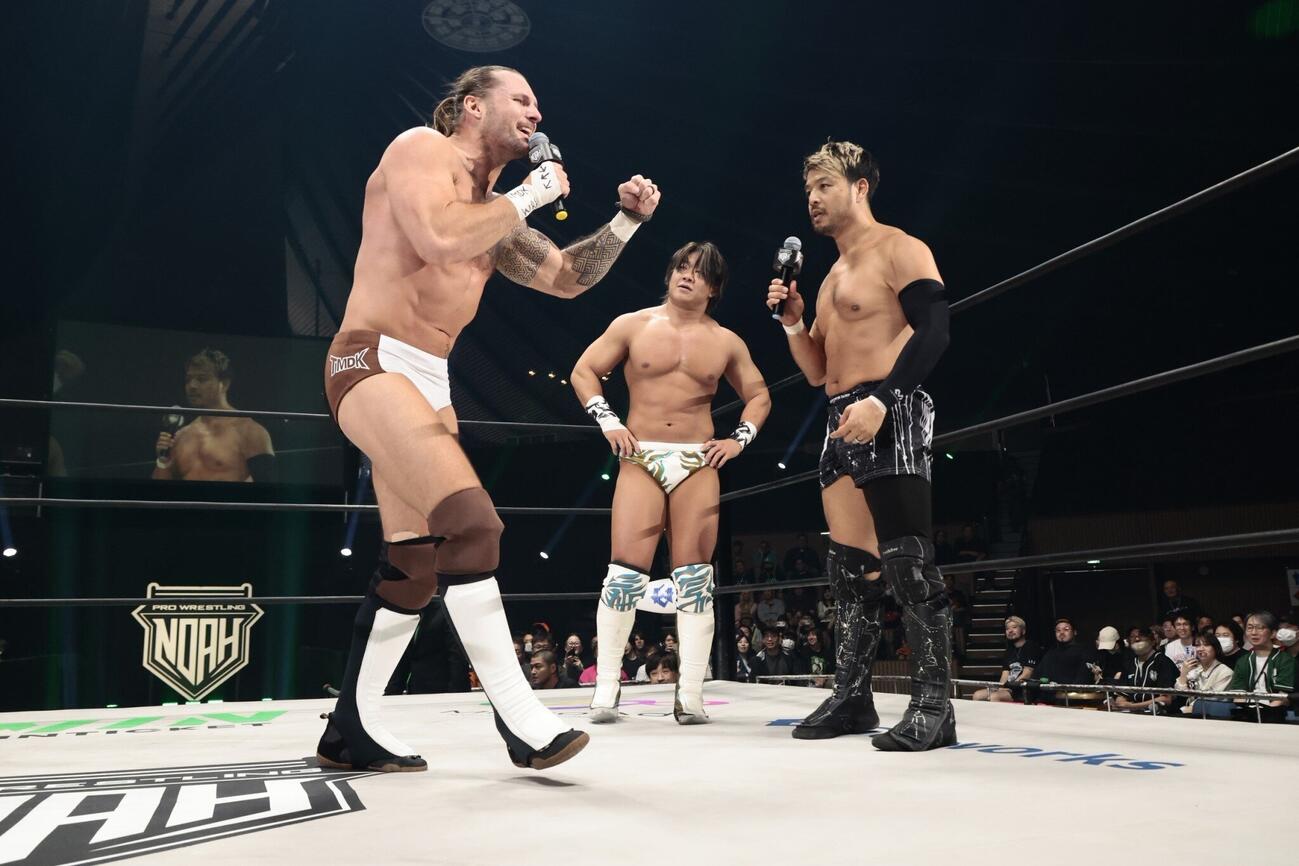 シェイン・ヘイストの発表にあぜんとするKENTA（右）と遠藤哲哉（中央）（C）プロレスリング・ノア