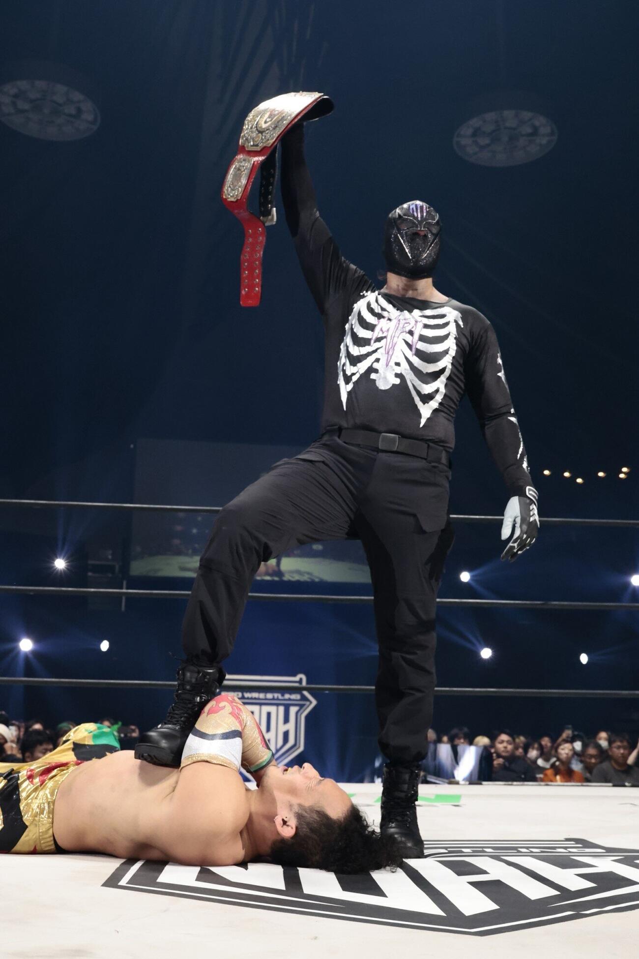 丸藤正道を踏みつけながら、ベルトをかかげるM・P・I（C）プロレスリング・ノア