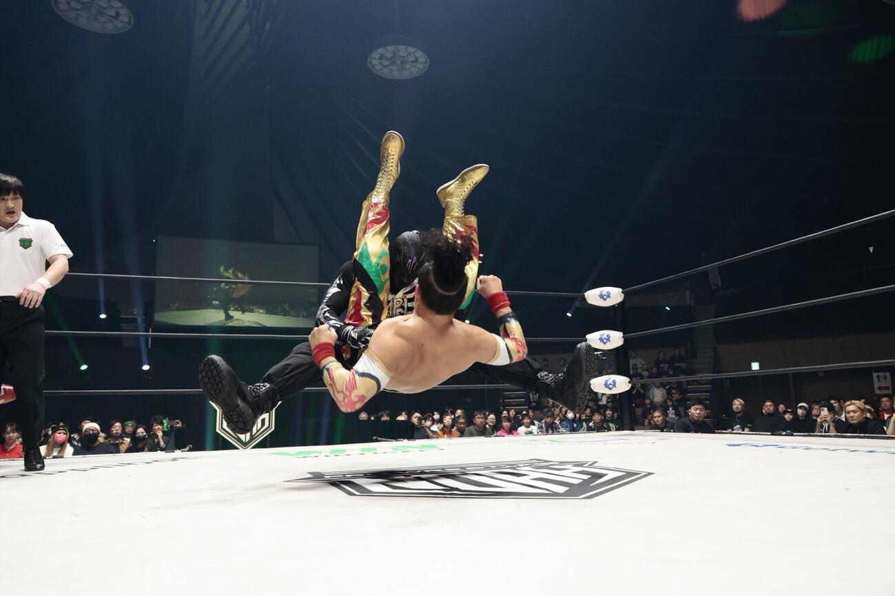 パワーボムで丸藤正道をたたきつけるM・P・I（C）プロレスリング・ノア