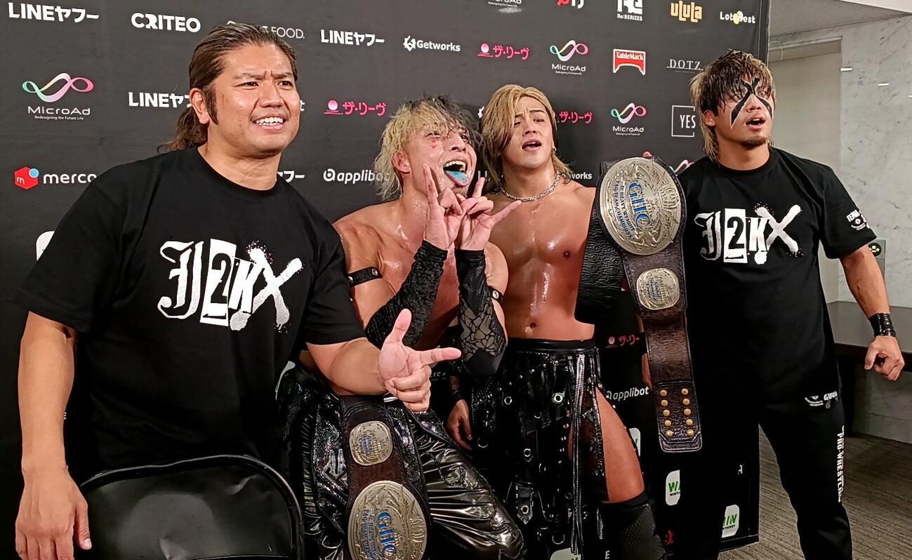 勝利したYO－HEY（左から2人目）＆政岡純（同3人目）と「J2KX」の仲間のタダスケ（左端）とカイ・フジムラ