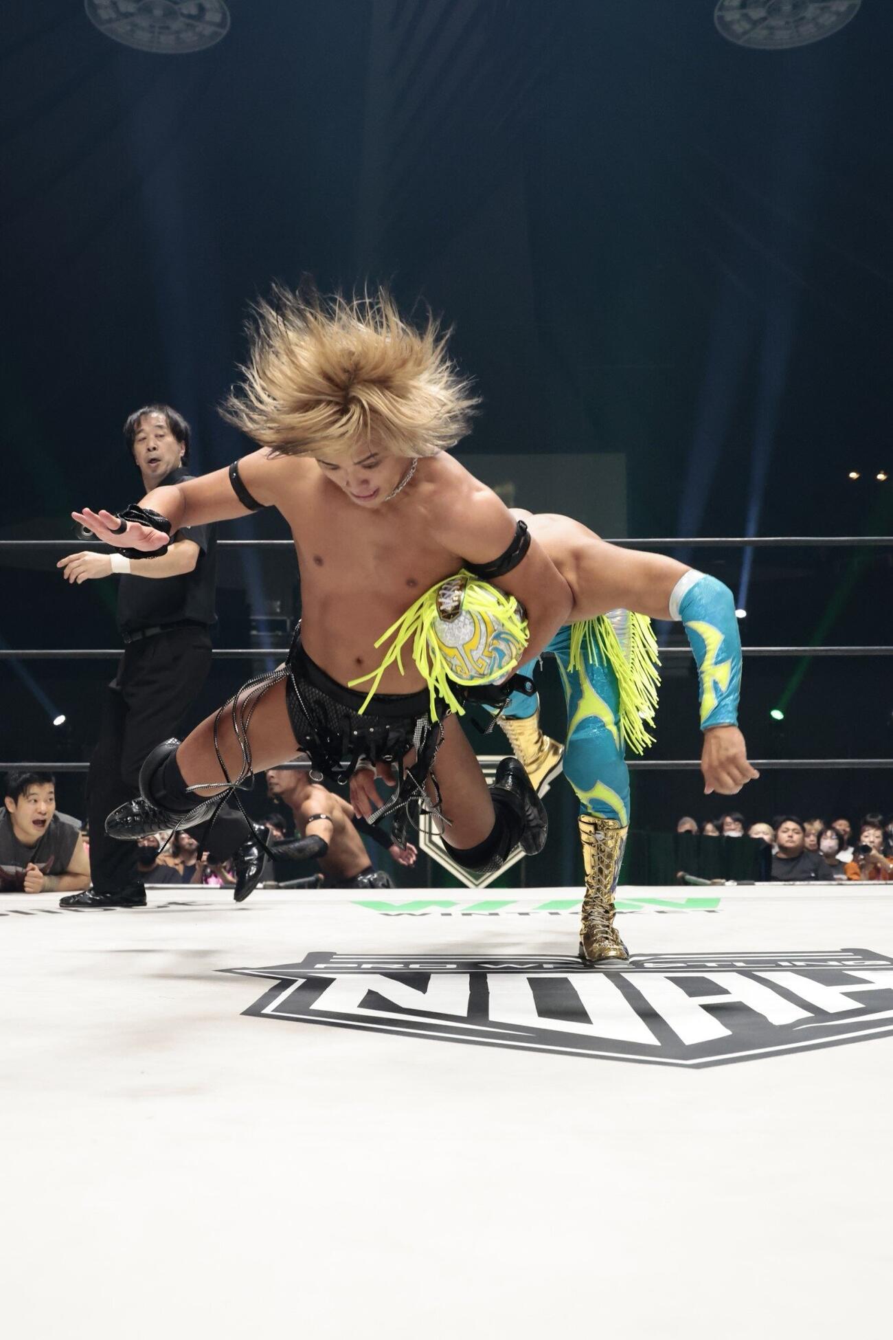 アレハンドロを仕留めた政岡純（左）（C）プロレスリング・ノア
