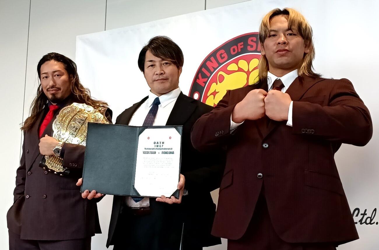 調印式を行った辻陽太（左）と大岩陵平（右）（中央は棚橋弘至社長）