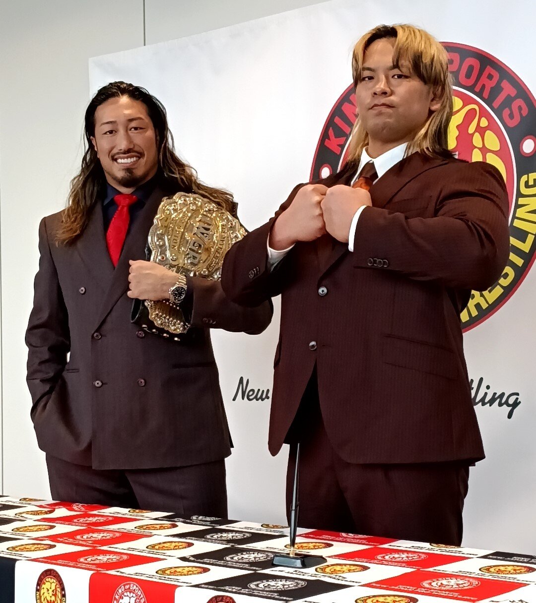 会見に出席した辻陽太（左）と大岩陵平