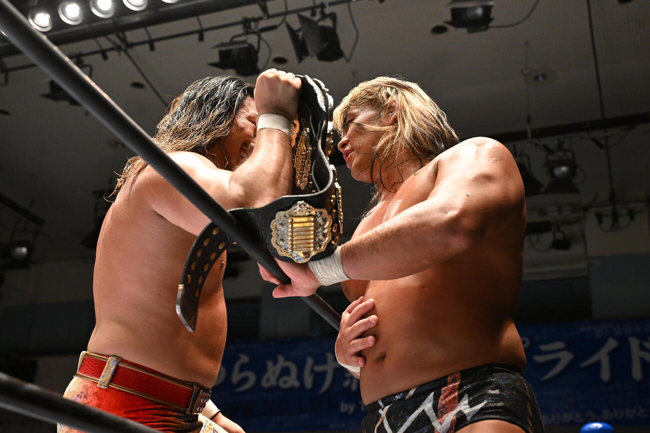 ベルトを手にした辻陽太（左）と大岩陵平は試合後、にらみ合った（C）新日本プロレス