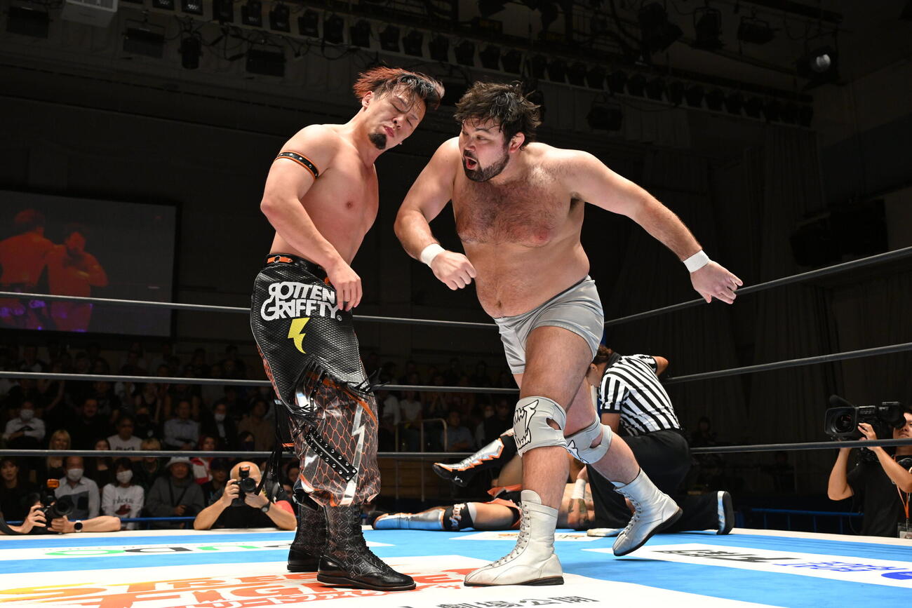 藤田晃生（左）にゴツゴツした打撃を食らわせるウルフアロン（C）新日本プロレス