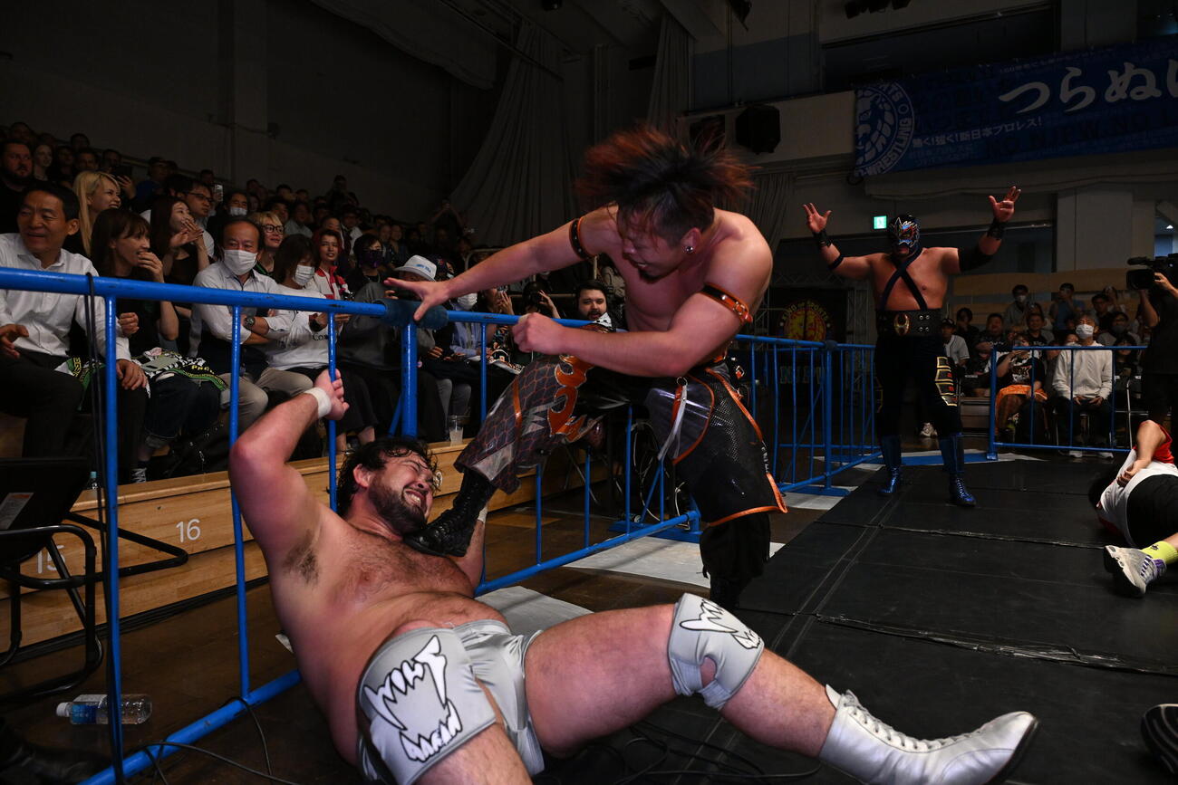 場外でやり合う藤田晃生（右）とウルフアロン（C）新日本プロレス