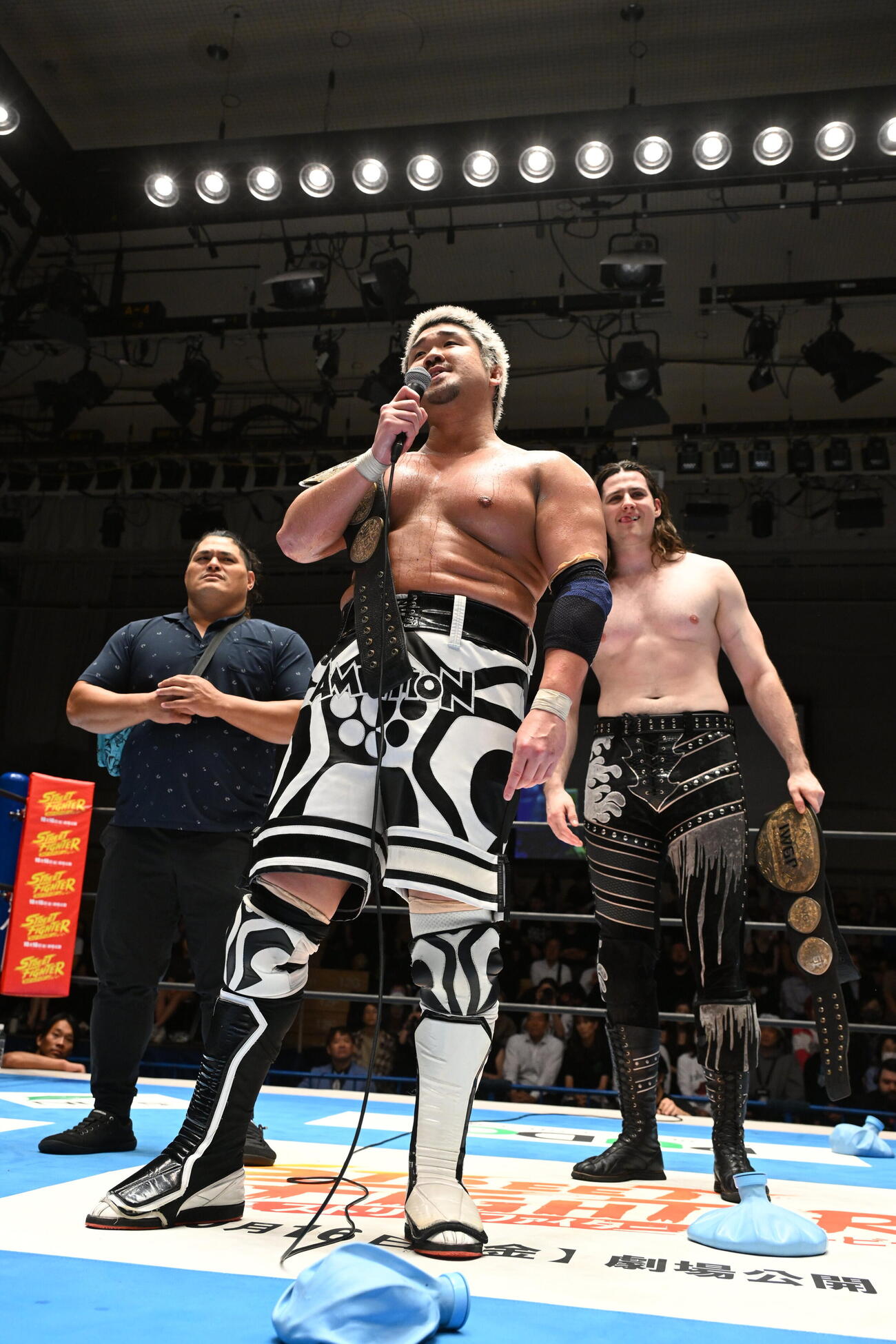 Yuto－Ice（中央）とOSKAR（右）がジェフ・コブとトリオを組んでNEVER6人タッグに挑戦することになった（C）新日本プロレス