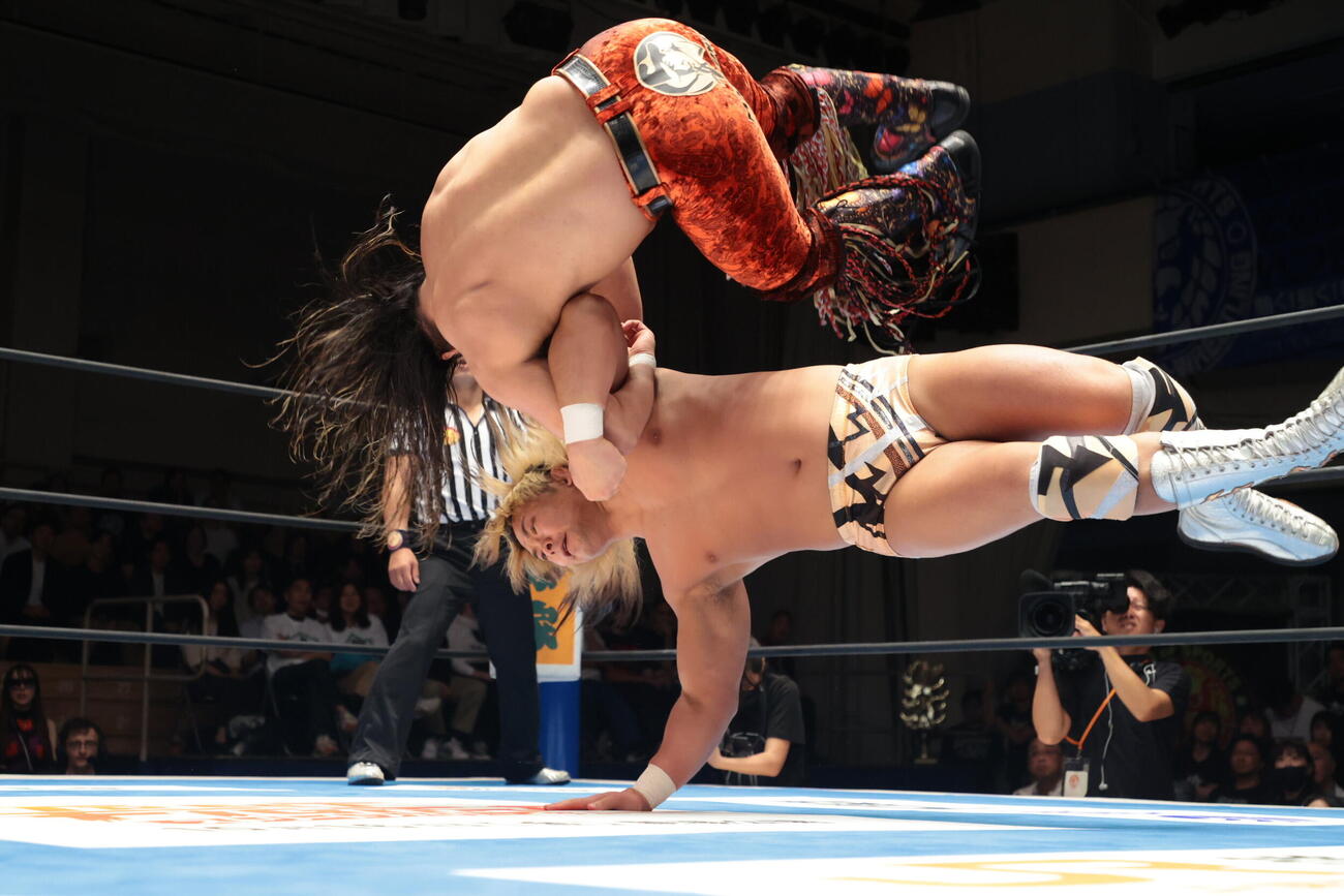 アームドラッグで辻陽太（上）を投げ飛ばす大岩陵平（C）新日本プロレス