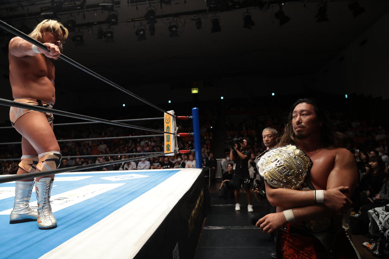 前哨戦に勝利した大岩陵平（左）とIWGPヘビー級王者の辻陽太（C）新日本プロレス