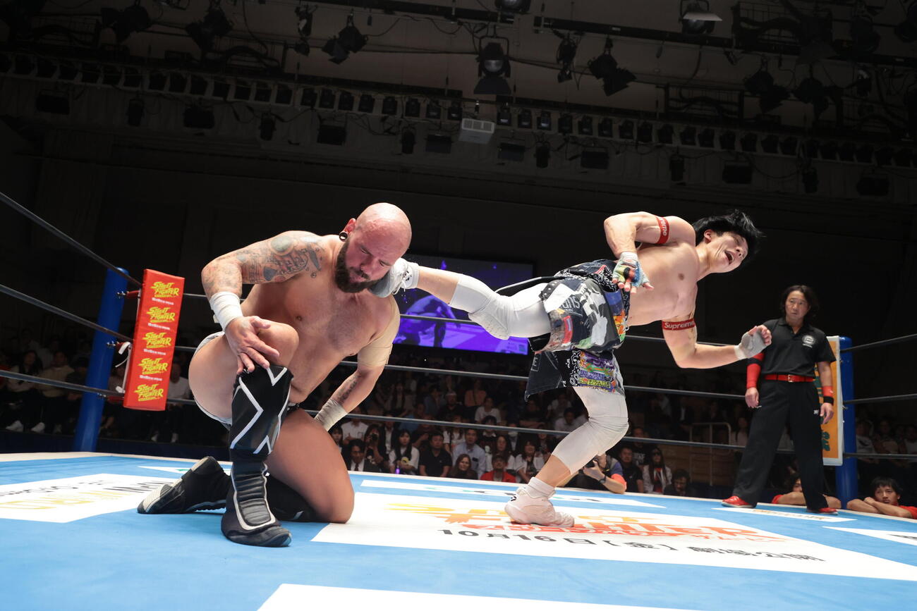 ロビー・エックスにトラースキックをたたき込むYOH（C）新日本プロレス