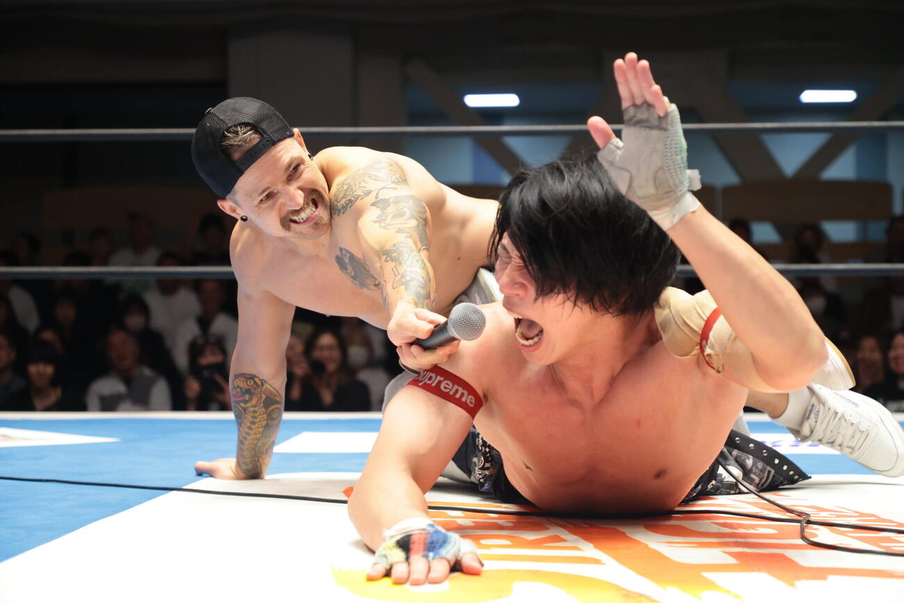 ロビー・イーグルスに足を極められ、無理やり挑戦を承諾させられるYOH（C）新日本プロレス