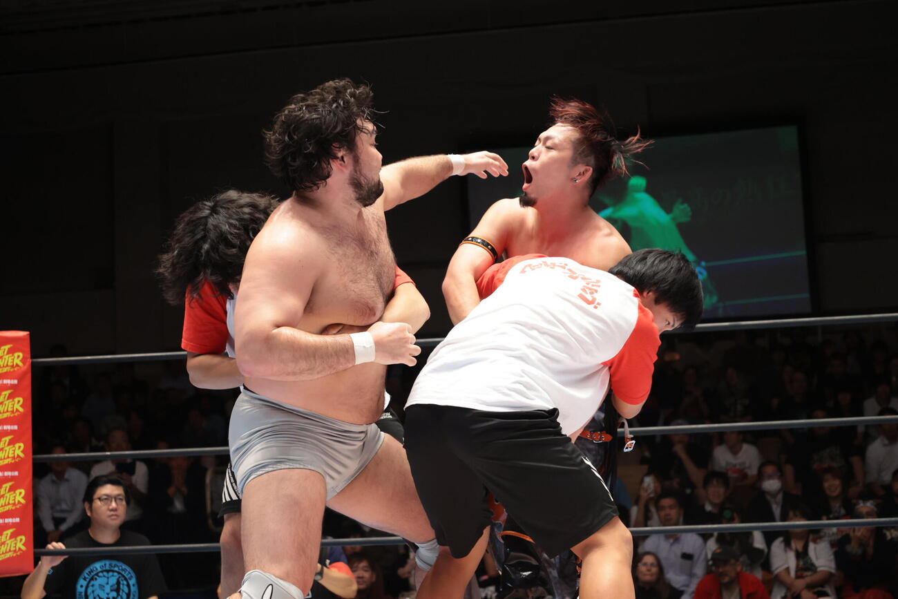 試合後も乱闘を繰り広げたウルフアロン（左）と藤田晃生（C）新日本プロレス