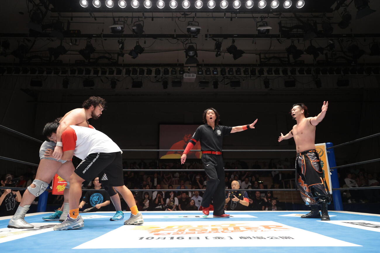 試合後、藤田晃生（右）に向かっていこうとして止められるウルフアロン（C）新日本プロレス