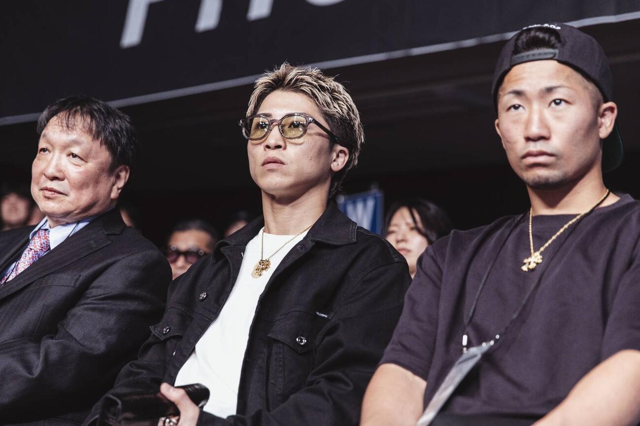フェニックスバトル・ソウル大会を視察する大橋秀行会長（左端）、井上尚弥（中央）、井上拓真（大橋ジム提供）