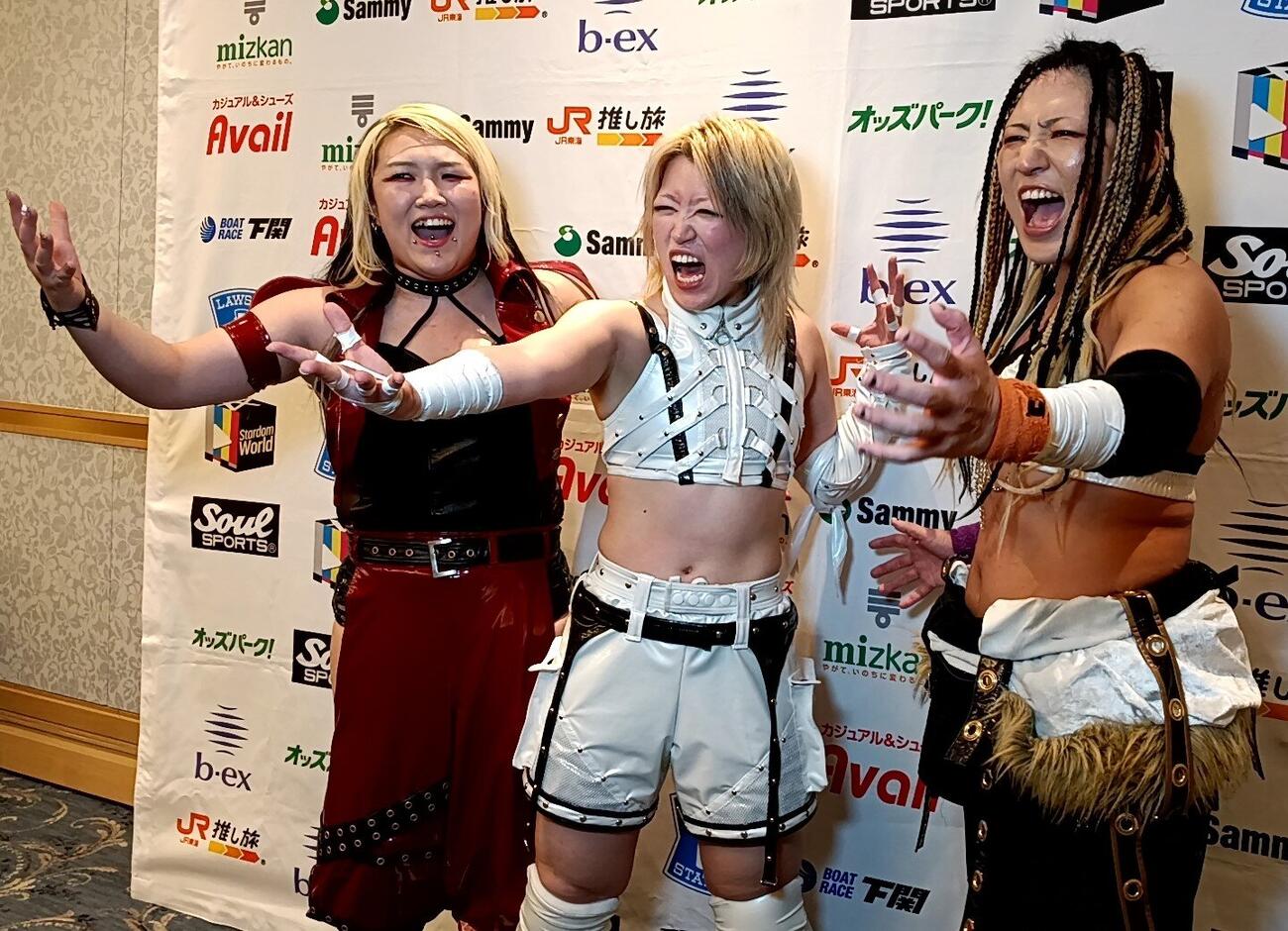 勝利したMi Vida Locaの（左から）青木いつ希、鉄アキラ、山下りな
