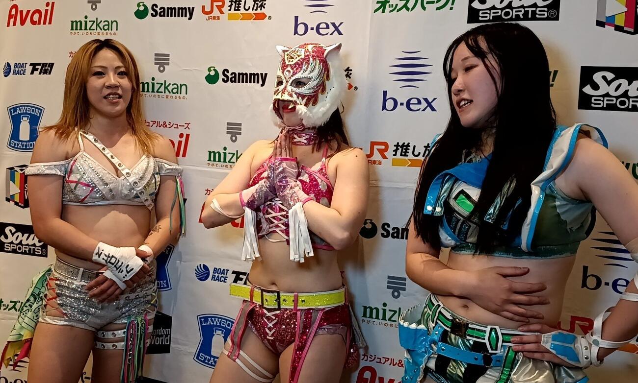 敗れた（左から）星来芽依、スターライト・キッド、