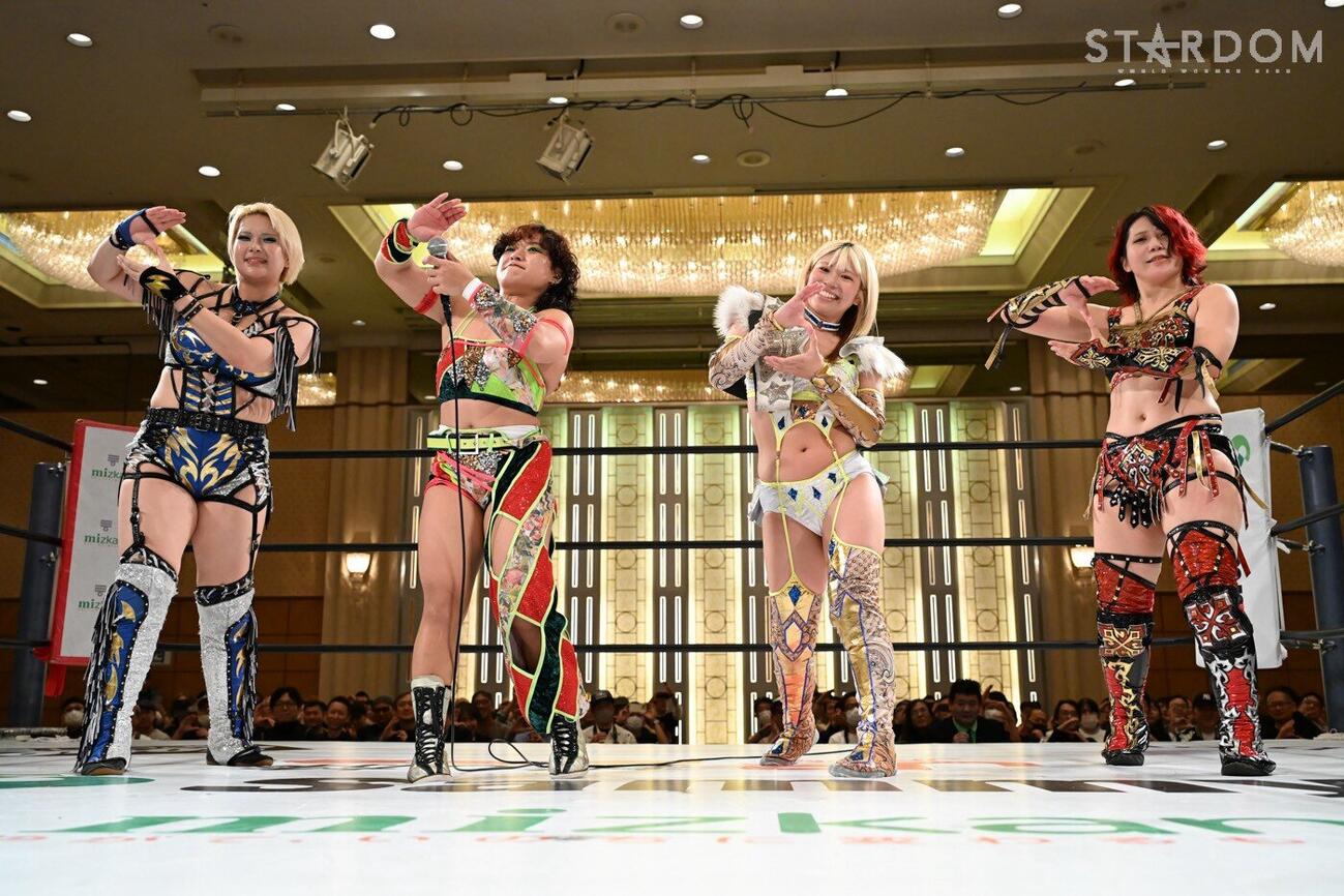 スターズポーズをする（左から）HANAKO、飯田沙耶、羽南、林下詩美（C）スターダム