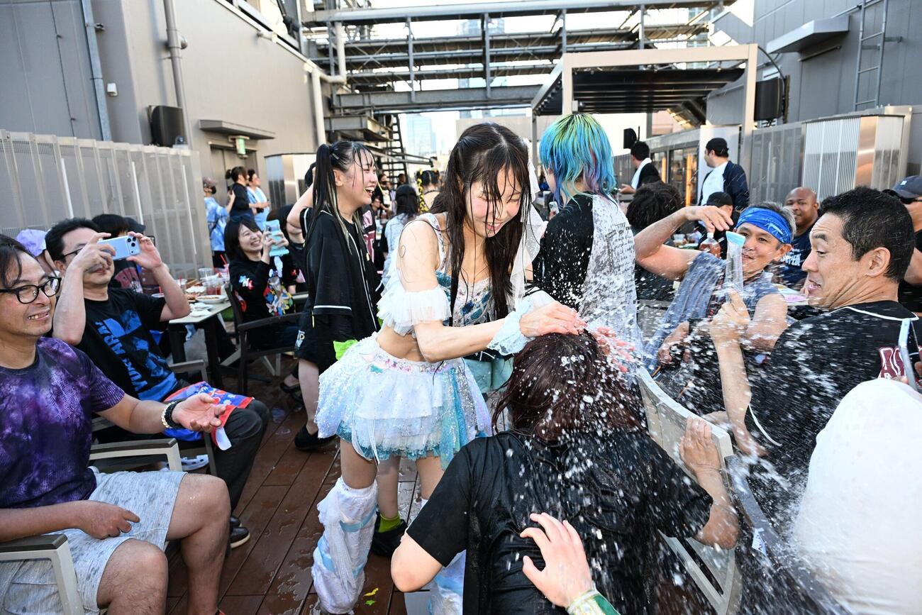 水をかけて回る瑞希（中央）ら選手たち（C）東京女子プロレス