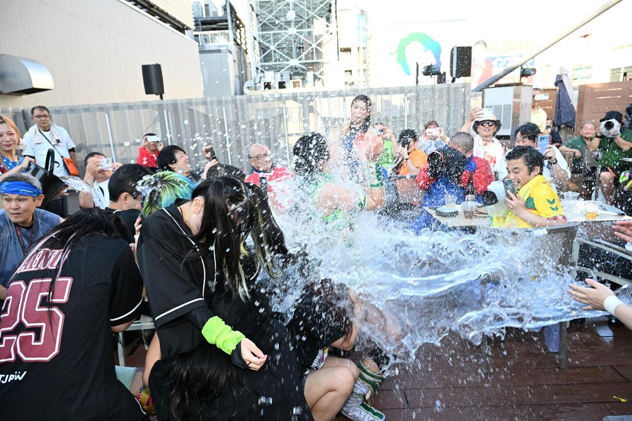 会場は水浸しとなった（C）東京女子プロレス