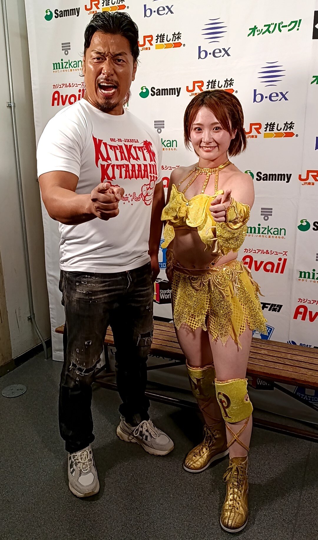 バックステージに現れた鷹木信悟＆なつぽい