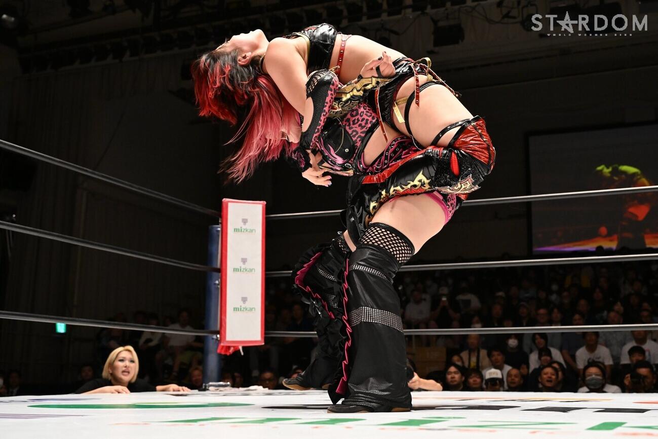 PinkDevilで林下詩美（右）をマットに顔面からたたきつける吏南（C）スターダム