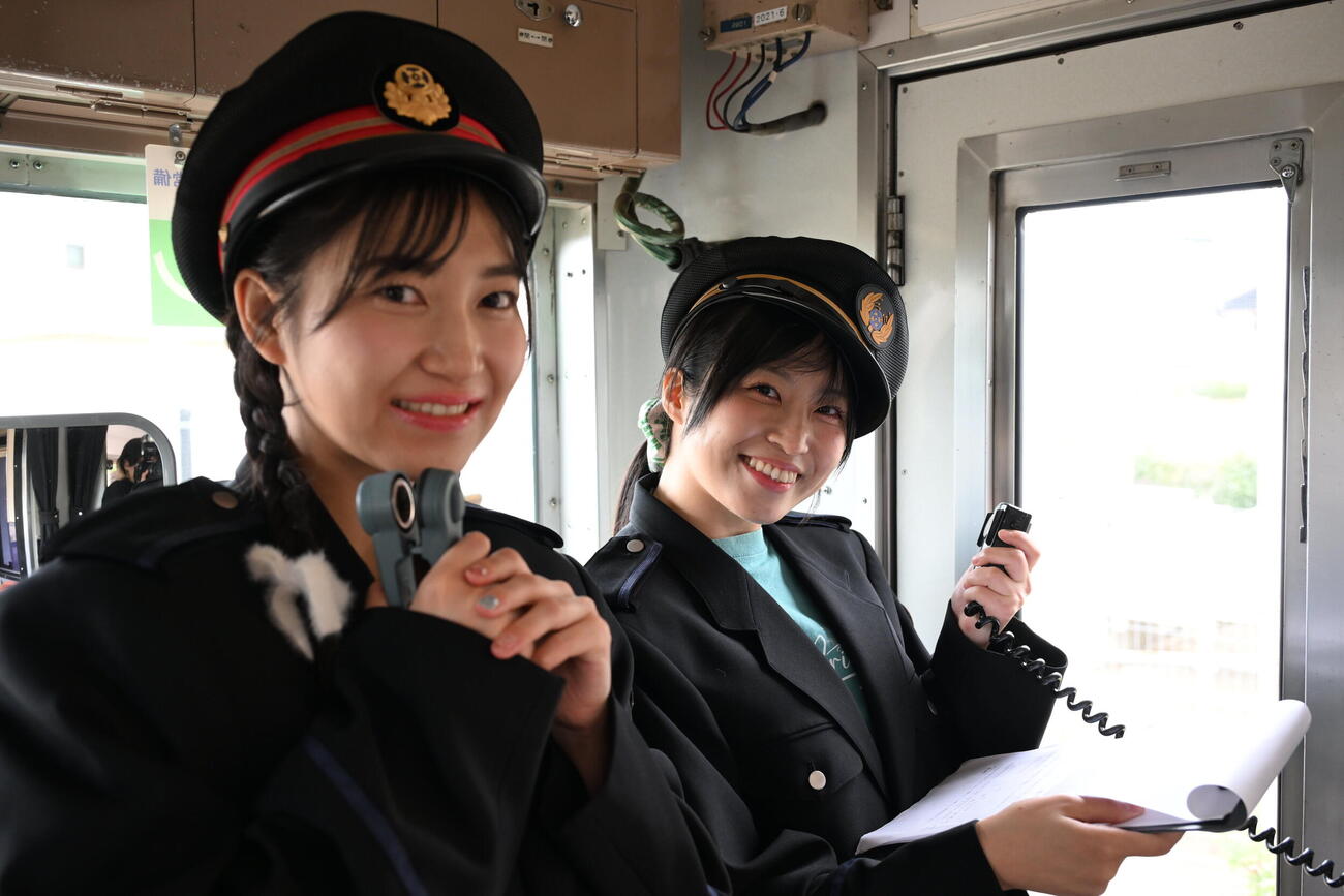 特別車掌を務めたらく（左）と車内アナウンスを担当した鈴木志乃