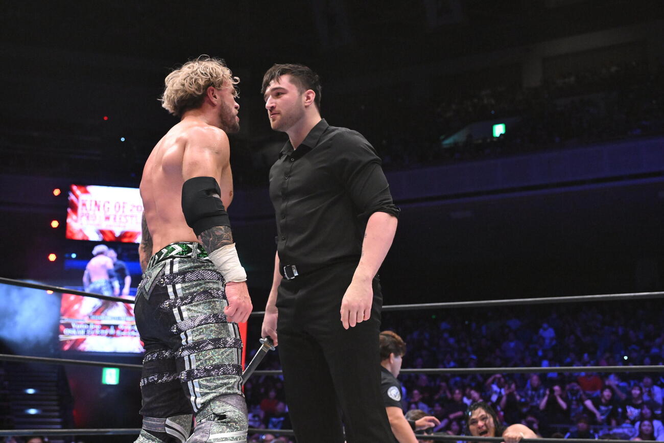 にらみあうウィル・オスプレイ（左）とカラム・ニューマン（C）新日本プロレス