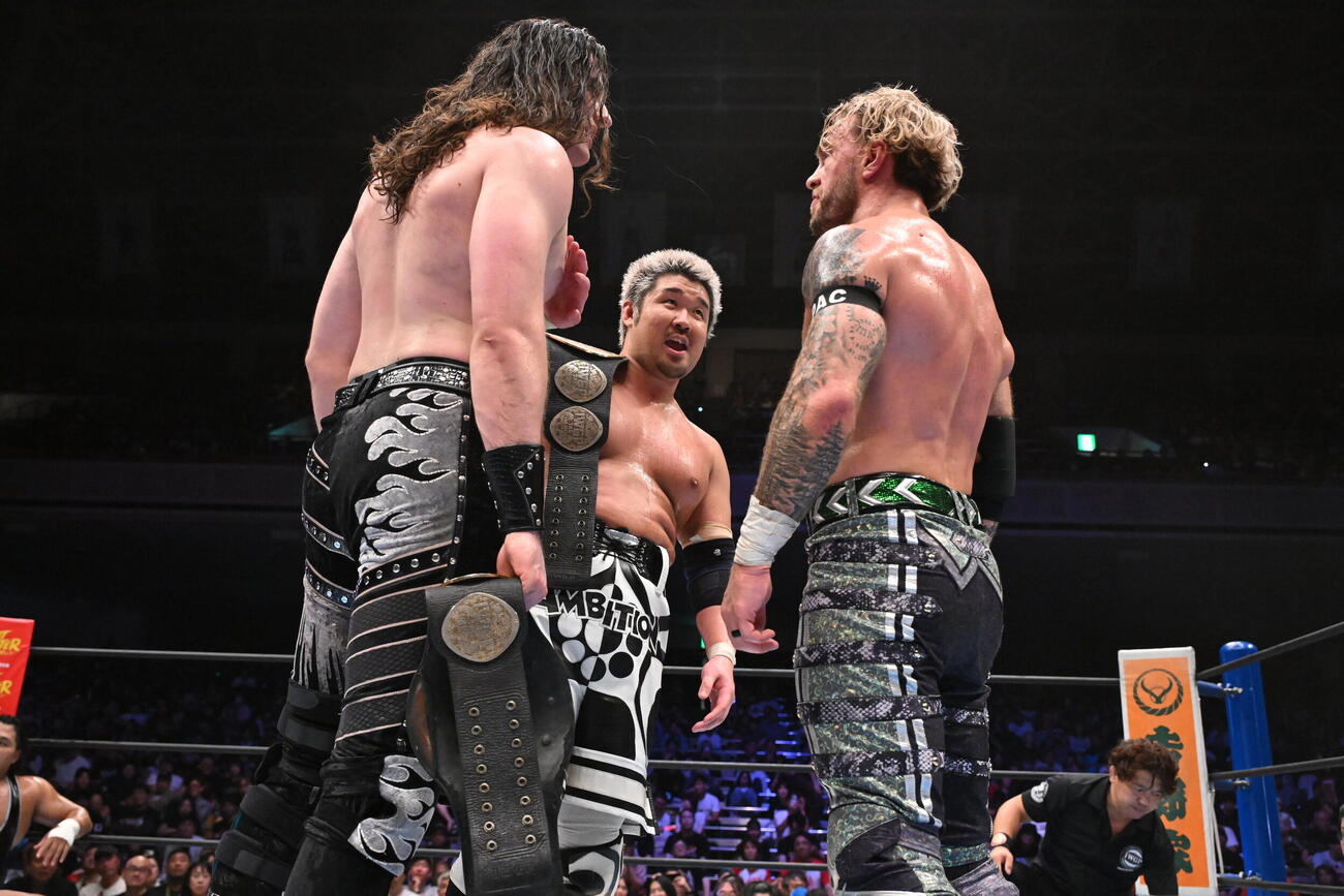 オスプレイ（右）はOSKAR（左）＆Yuto－Iceに挑戦を表明した（C）新日本プロレス