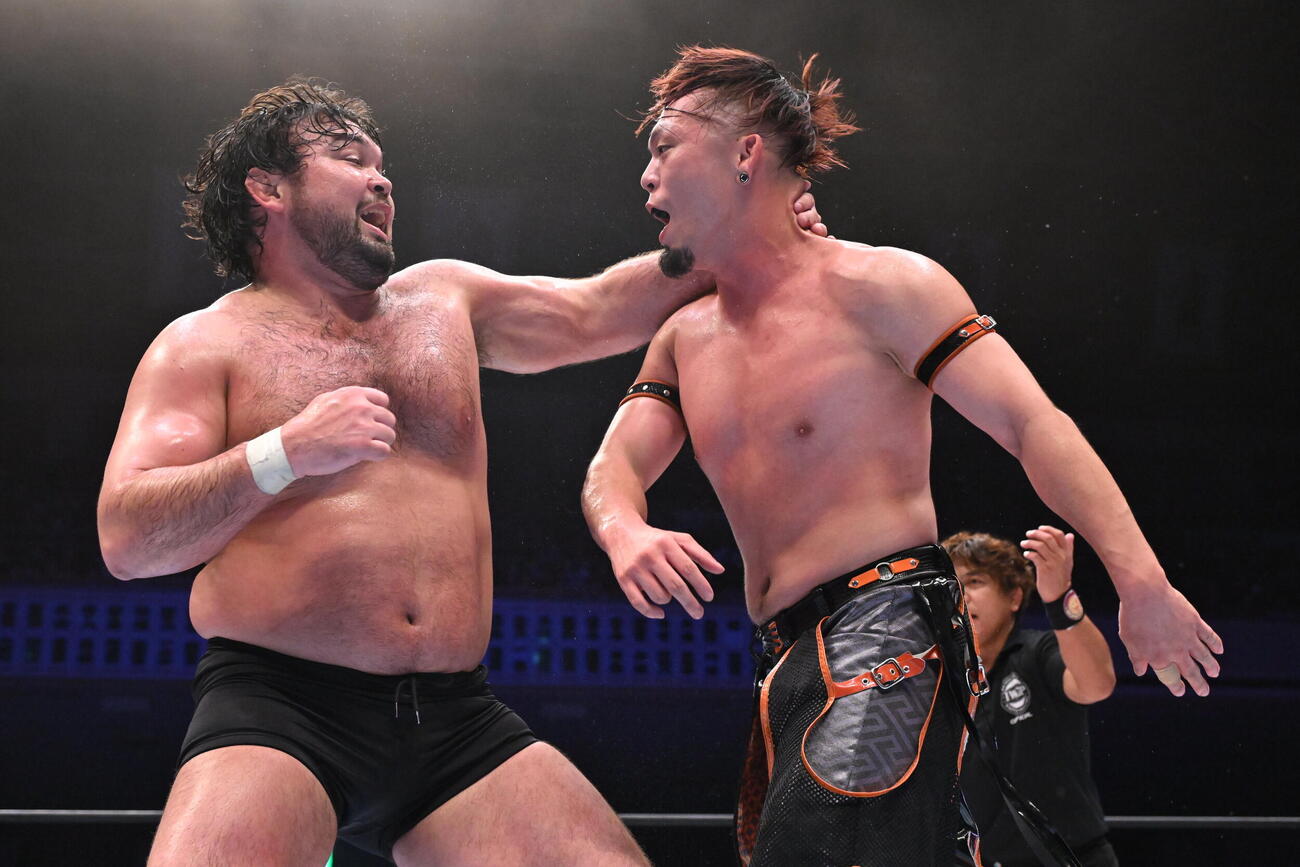 藤田晃生（右）にエルボーをたたきこむウルフアロン（C）新日本プロレス