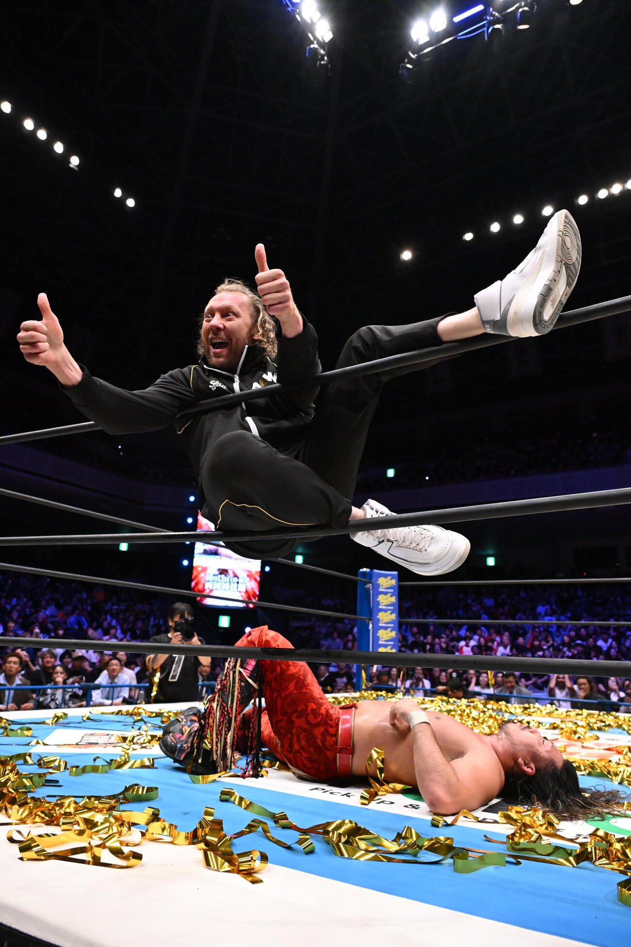 辻陽太にVトリガーを見舞っておどけるケニー・オメガ（C）新日本プロレス
