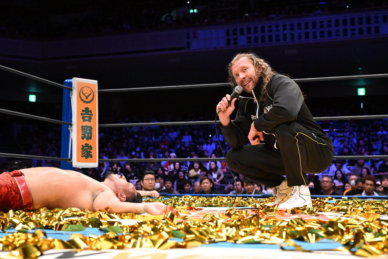 辻陽太をKOして上から見下ろすケニー・オメガ（C）新日本プロレス