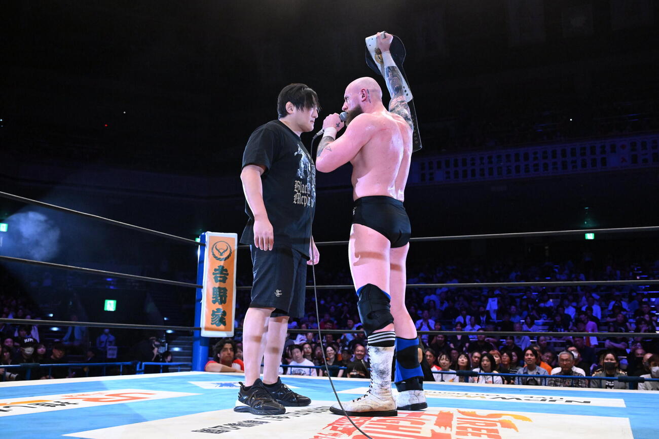 にらみ合うタイチ（左）とゲイブ・キッド（C）新日本プロレス