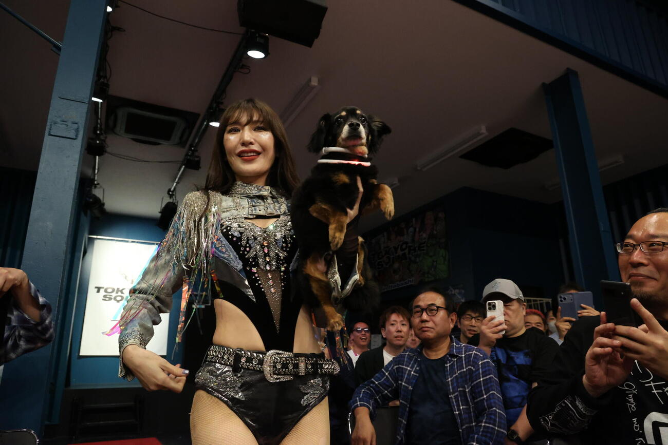 愛犬ザックとともに入場した上福ゆきだったが…（C）東京女子プロレス