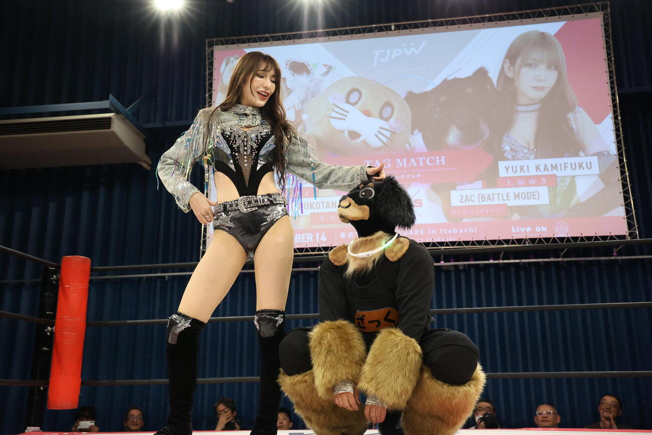 上福ゆきの愛犬ザックがなぜか人間サイズに（C）東京女子プロレス